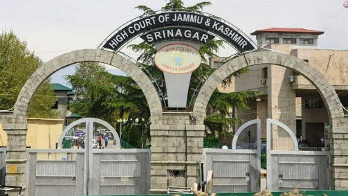 Jammu and Kashmir High Court directs LCMA not to harass tea sellers on Dal Lake market